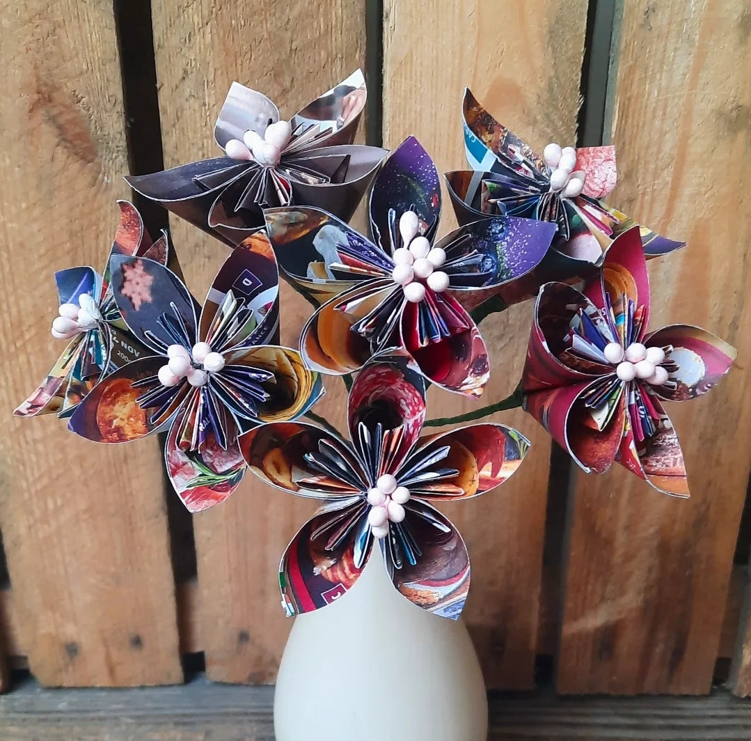 Upcycled magazine flowers โ The Upcycle Movement